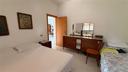 Villa Di 3 Vani e Acc. In Buono Stato, Rivestita In Pietra e Recintata.